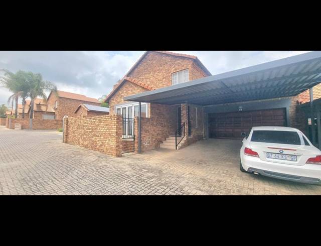 3 BEDROOM TOWNHOUSE FOR SALE IN AMBERFIELD